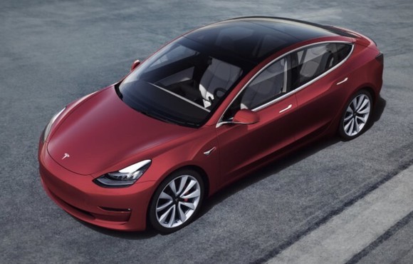 Tesla spustila prodej nejlevnj varianty elektromobilu Tesla spustila prodej nejlevnj varianty elektromobilu